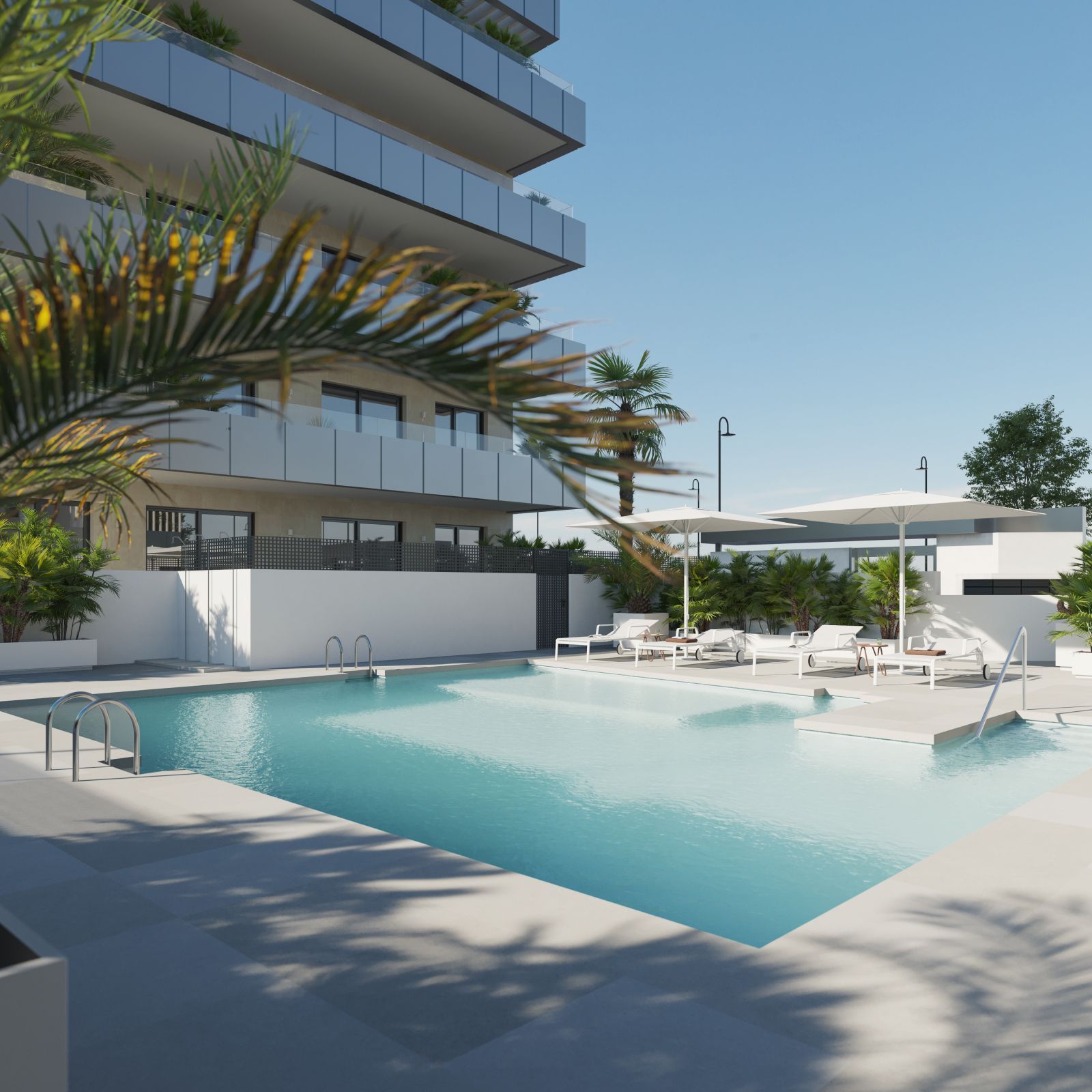 Zwembad bij Residencial Biznaga appartementen met ligstoelen en parasols.